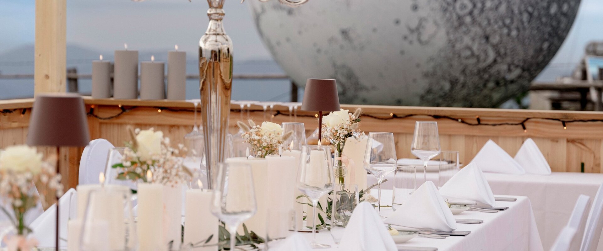 Table set with a full moon on the Schöckl | © Graz Region | Wolfgang Hummer 