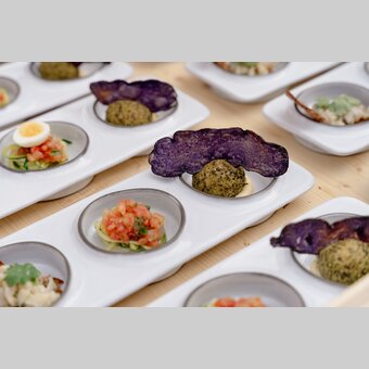 der Gruß aus der Küche - Fischleberpraline | Erdäpfltaler | Aioli Seeviche vom Gebirgssaibling | Zucchinispaghetti  | © Region Graz | Wolfgang Hummer 