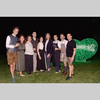 große Freude bei allen Beteiligten über ein gelungenes Event (von links nach rechts): Thomas Brandner, Innoprojekt; Susanne Haubenhofer, GF Erlebnisregion Graz; Gabi Blaschitz, Falter Ego; Künstler Tom Lohner; Sylvia Loidolt, Vorsitzende Erlebnisregion Graz; Landesrätin Barbara Eibinger-Miedl; Vizebügermeisterin Gerhild Langmann; Roman Pekarz und Bürgermeister Matthias Brunner, Thal | © Region Graz | Wolfgang Hummer 