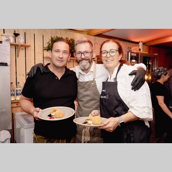 keine Selbstverständlichkeit – statt selbst zu essen beim Servieren: Bgm. Matthias Brunner und Vizebgm.in Gerhild Langmann mit Roman Pekarz | © Region Graz | Wolfgang Hummer 
