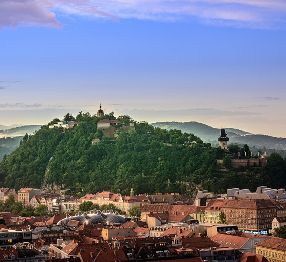 Graz Altstadt mit Schlossberg, Uhrturm und Kunsthaus | © Region Graz | pixelmaker.at