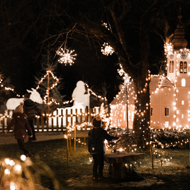 Weihnachtsausstellung im Garten des Kloepferkeller Eibiswald mit beleuchteten kleinen Häusern