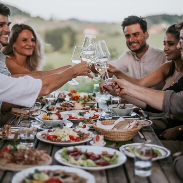 Buschenschank Jause mit Freunden beim Weingut Kögl