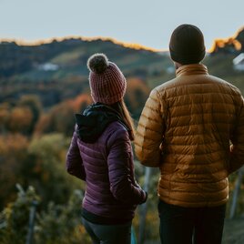 Pärchen bei einer herbstlichen Wanderung in der Südsteiermark