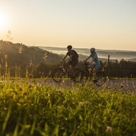 Pärchen genießt bei einer Radtour die Abendsonne