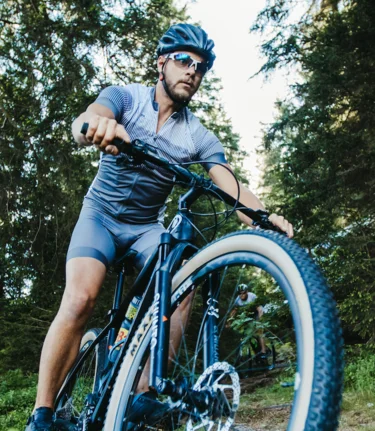 Mountainbiker auf Waldtrail unterwegs