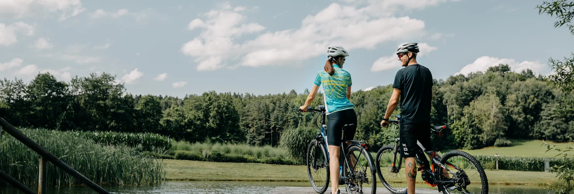 Genussradeln - Pärchen genießt auf Bikes den Ausblick  | © Südsteiermark | Achromatic Photograhy