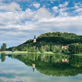 Wildoner Badesee mit Blick auf die Wildoner Kirche