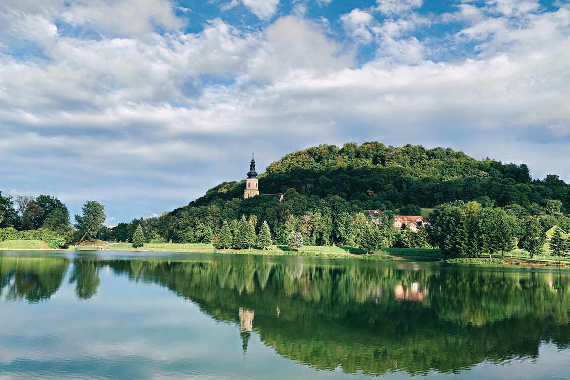 Wildoner Badesee mit Blick auf die Wildoner Kirche