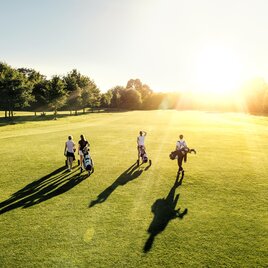 Golfplatz im Licht des Sonnenuntergangs