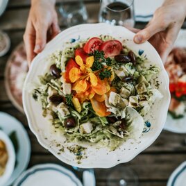 Liebevoll angerichteter grüner Salat mit Kernöl