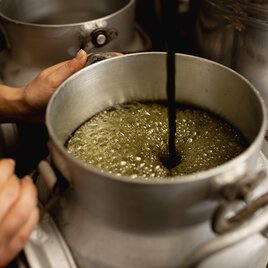 Kürbiskernöl rinnt in ein Fass