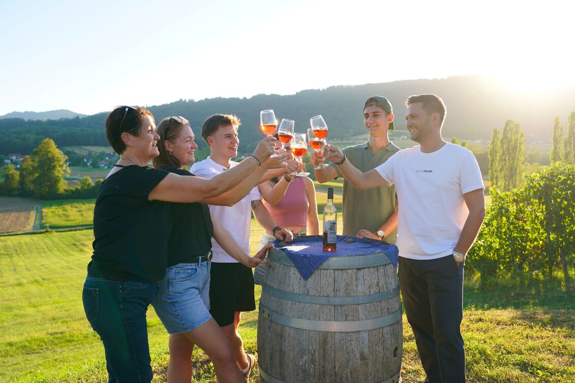 Von li.: Ulrike Resch, Elisabeth Resch, Jonas Lamprecht, Jana Steinbauer, Phillip Roth und Heimatleuchten Moderator Richard Deutinger bei einer Schilcherverkostung am Wildbachberg | © Servus Magazin | Lena Moik