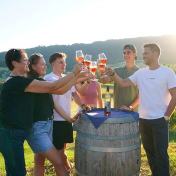 Von li.: Ulrike Resch, Elisabeth Resch, Jonas Lamprecht, Jana Steinbauer, Phillip Roth und Heimatleuchten Moderator Richard Deutinger bei einer Schilcherverkostung am Wildbachberg | © Servus Magazin | Lena Moik