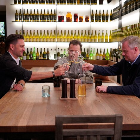 Von li.: Richard Deutinger, Sternekoch Gerhard Fuchs und Sommelier Christian Zach im Gasthaus und Restaurant "Die Weinbank" | © Servus TV | Lena Moik