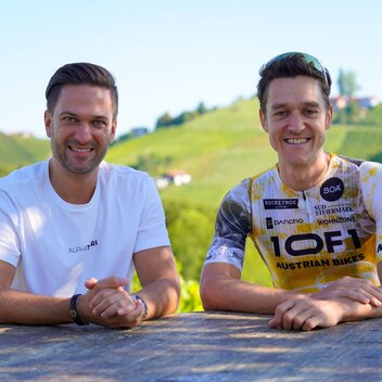 Heimatleuchten Moderator Richard Deutinger (links) und Profi-Radfahrer David Schöggl (rechts) posieren für ein Foto | © Servus TV | Lena Moik