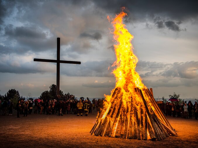 Großes Osterfeuer mit viele Menschen rundherum