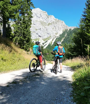 Mountainbiken mit Blick auf das Kaiserschild | © STG | Jesse Streibl