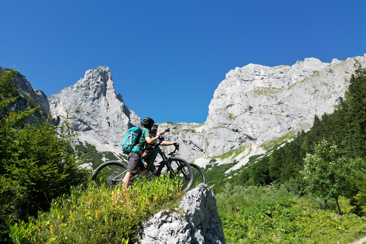 Mountainbiken mit Blick aufs Kaiserschild | © STG | Jesse Streibl