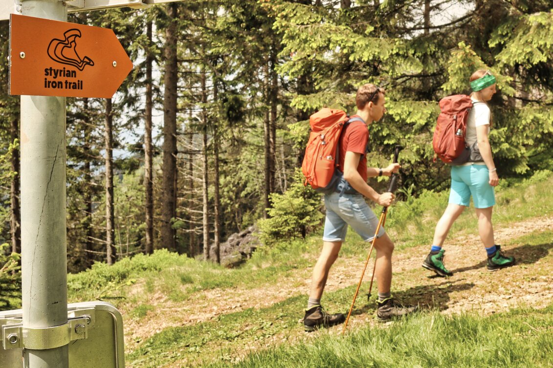 Zwei Personen wandern den Styrian Iron Trail entlang | © Erzberg-Leoben | Weges