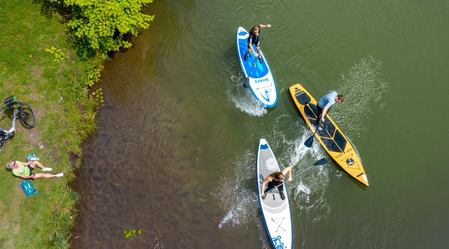 Cyclist meets stand-up paddler | © Steiermark Tourismus | pixelmaker.at
