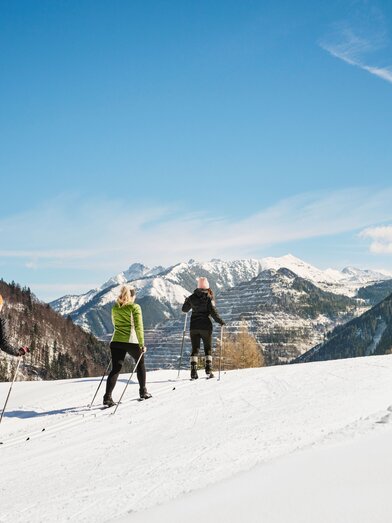 Langläuferinnen mit Blick auf den Erzberg | © Erzberg-Leoben | Michael Königshofer