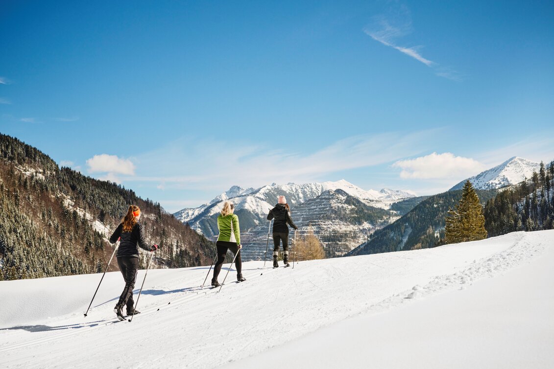 Langläuferinnen mit Blick auf den Erzberg | © Erzberg-Leoben | Michael Königshofer
