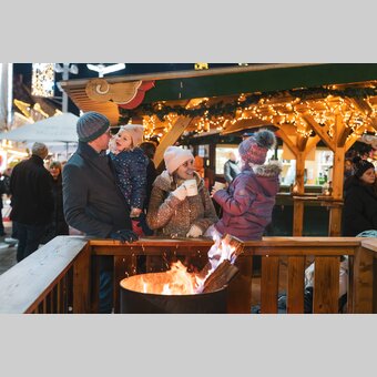 Familie am Adventmarkt Leoben | © Erzberg-Leoben | Alexander Koch