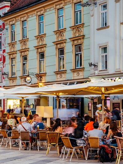 Belebter Hauptplatz am Abend mit Hacklhaus | © Erzberg-Leoben | Wolfgang Spekner