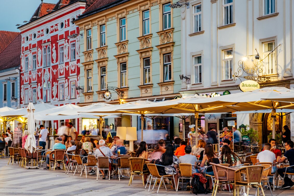 Belebter Hauptplatz am Abend mit Hacklhaus | © Erzberg-Leoben | Wolfgang Spekner