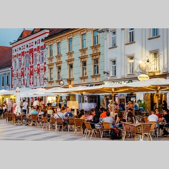 Belebter Hauptplatz am Abend mit Hacklhaus | © Erzberg-Leoben | Wolfgang Spekner
