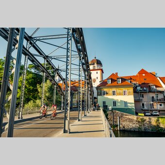 Radfahrer auf Waasenbrücke in Leoben | © Erzberg-Leoben | Wolfgang Spekner