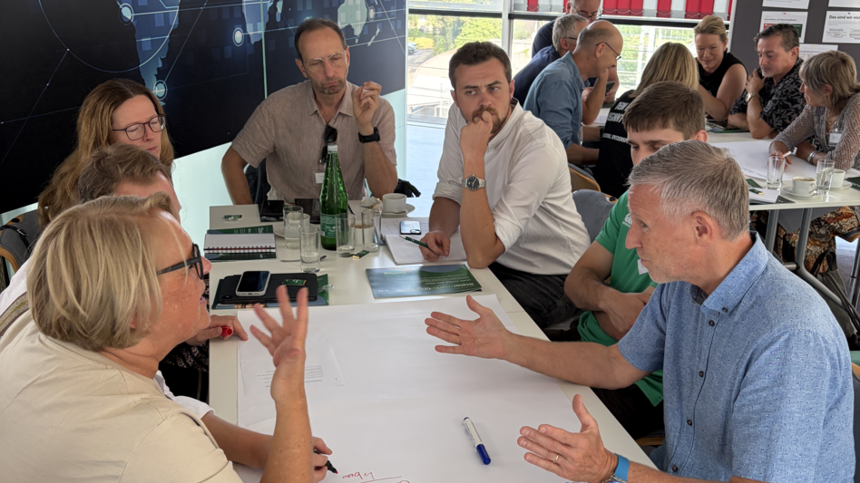 Reger Austausch in der Arbeitsgruppe | © Erzberg-Leoben | Lisa Hessenberger