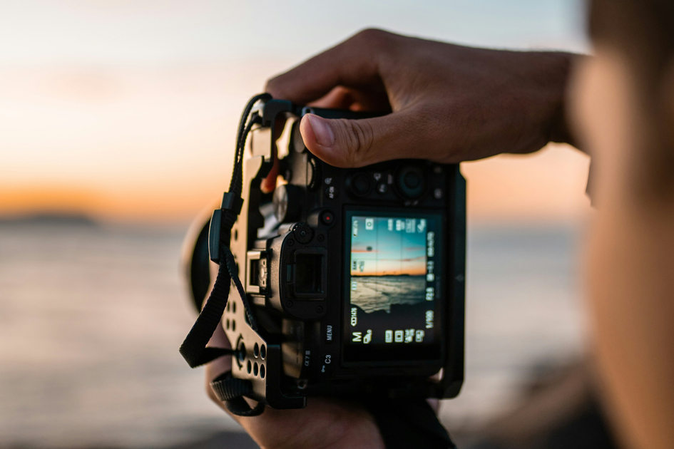 Fotograf fotografiert Sonneruntergang | © Unsplash | Bailey Mahon