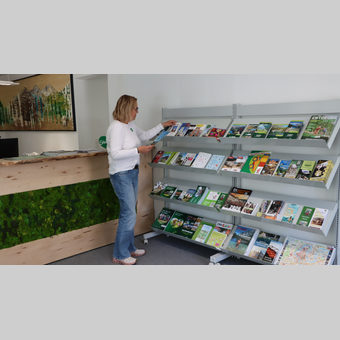 Urlaubsprospekte im Büro von Erzberg-Leoben | © Erzberg-Leoben | Lisa Hessenberger