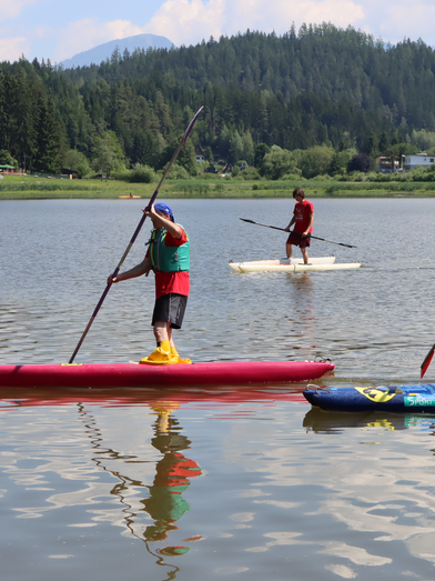 Gruppe paddelt am Skijak am Trabochersee | © Erzberg-Leoben | Lisa Hessenberger