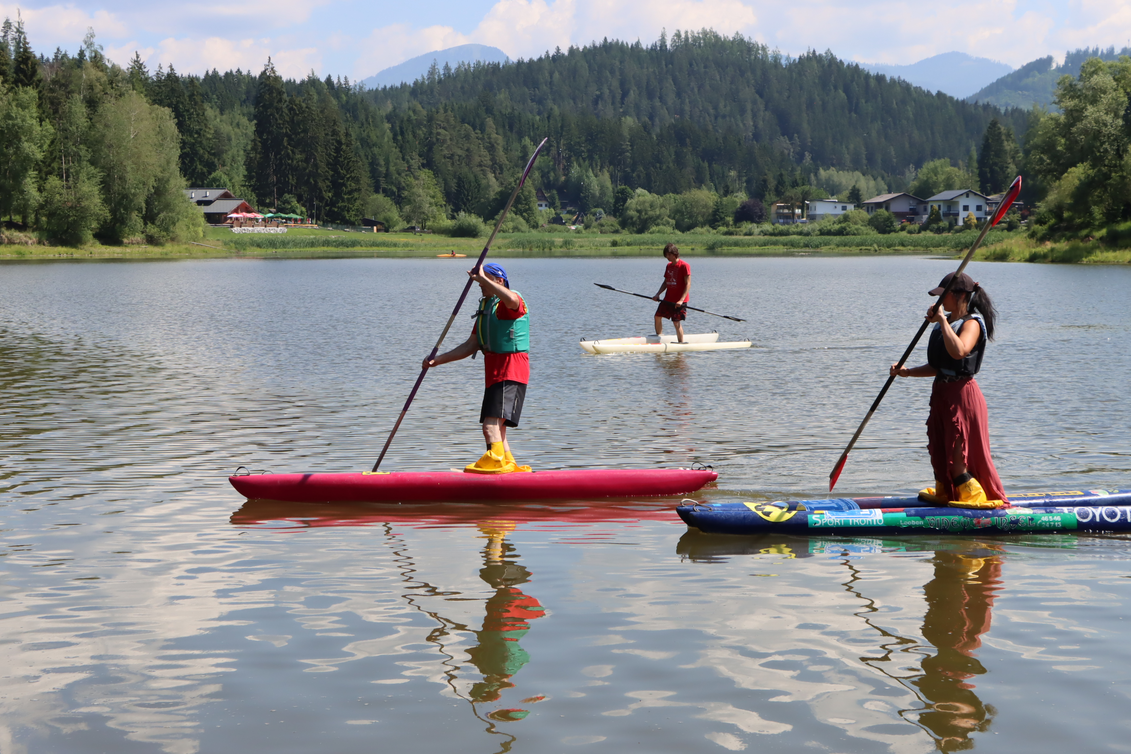 Gruppe paddelt am Skijak am Trabochersee | © Erzberg-Leoben | Lisa Hessenberger