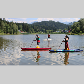 Gruppe paddelt am Skijak am Trabochersee | © Erzberg-Leoben | Lisa Hessenberger