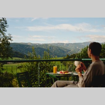 Gast genießt Aussicht im Reitingblick | © Erzberg-Leoben | Michael Königshofer