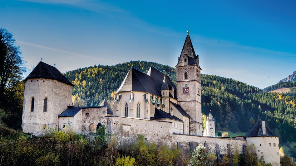 Wehrkirche St. Oswald inmitten eines Waldes