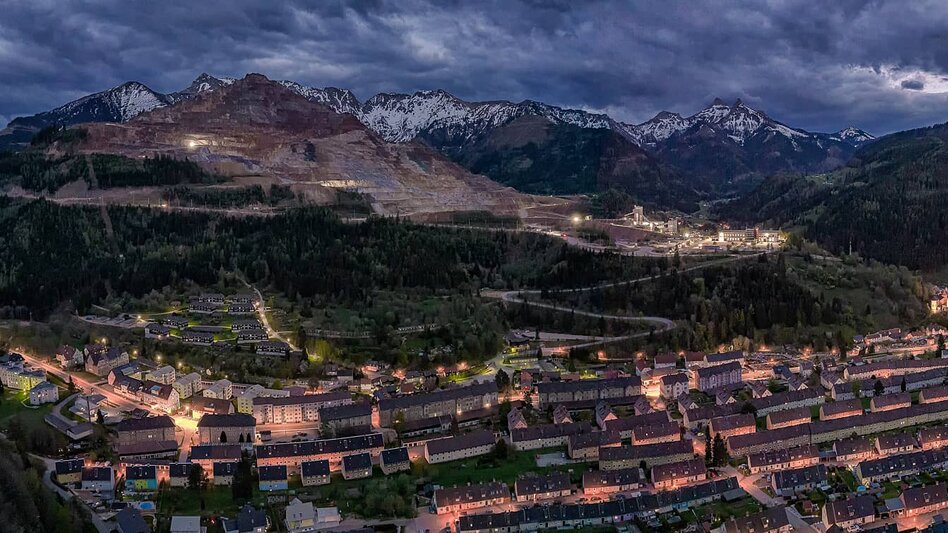 Eisenerz bei Nacht mit Sicht auf die Stadt, den Erzberg und die dahinter liegenden Berge