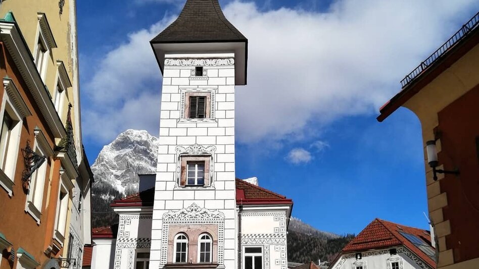 Stadtturm Eisenerz umgeben von Häusern und Bergen