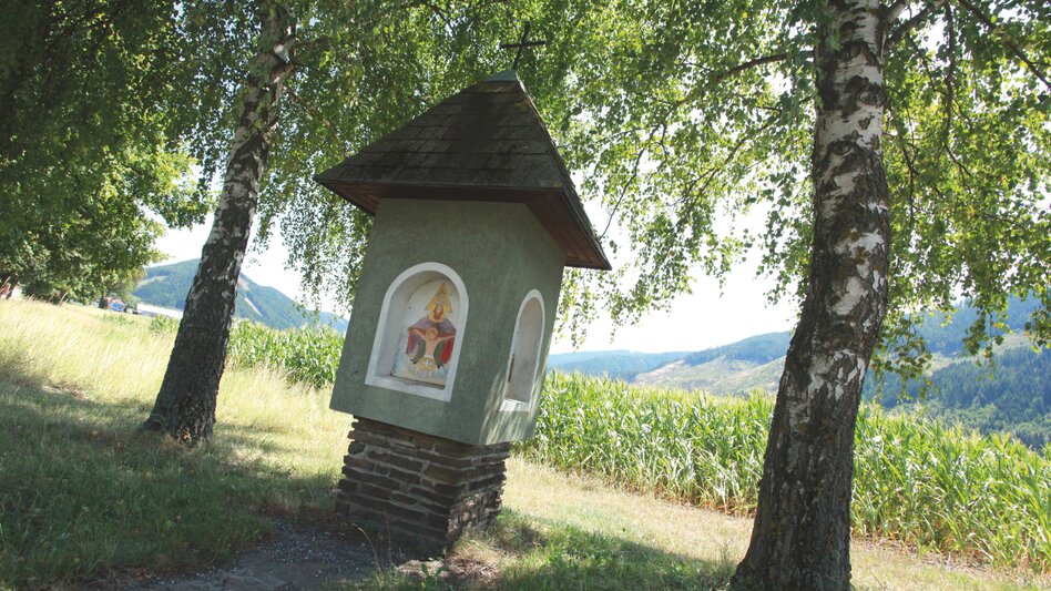 Marterlweg umgeben von Natur und einer christlichen kleinen Kapelle