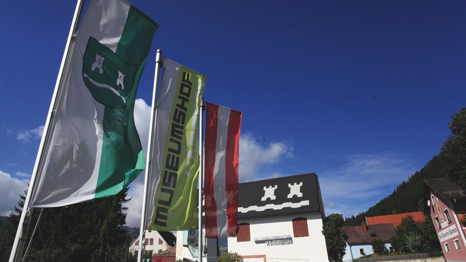 Drei Fahnen wehen vor dem Museumshof in Kammern