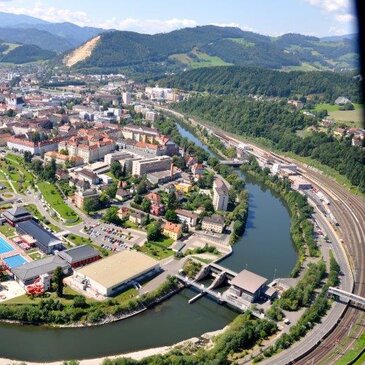 Leoben in der Vogelperspektive umrundet von der Mur
