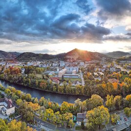 Panorama von Leoben bei Sonnenuntergang im Herbst 
