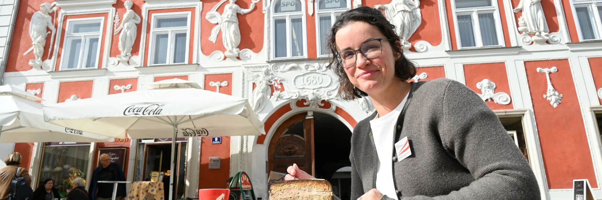 Sophie bei Kaffee und Kuchen vor dem Hacklhaus in Leoben | © Erzberg Leoben | Manfred Wegscheider