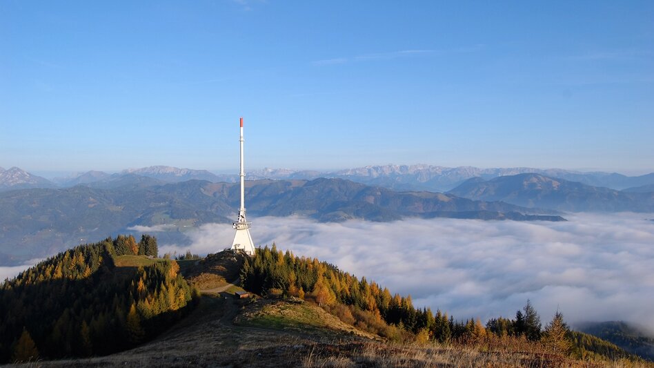 Sendemast der Mugel eingebettet in Wald und Wolken