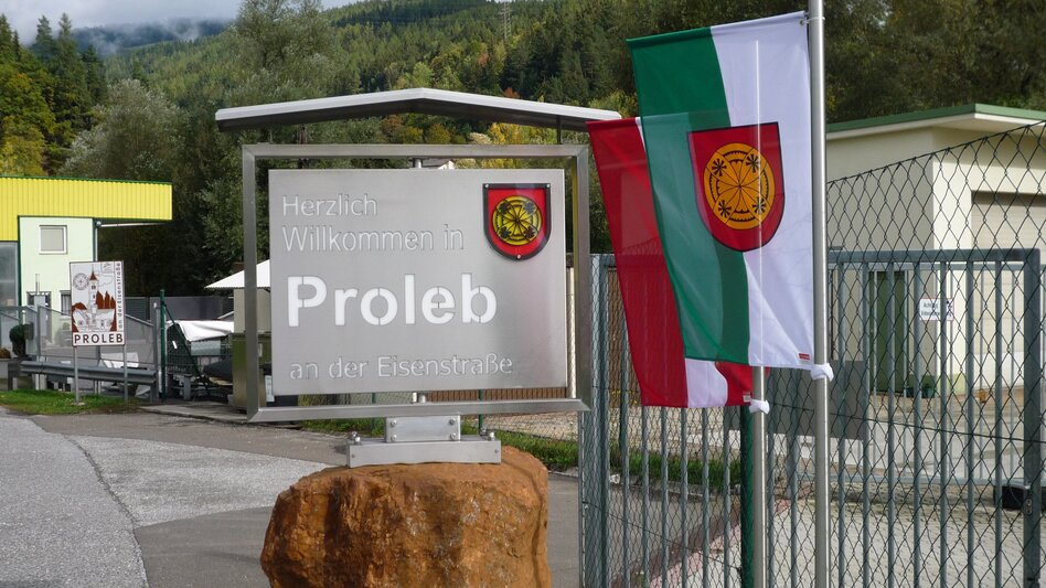 Proleb Willkommensschild mit zwei Fahnen