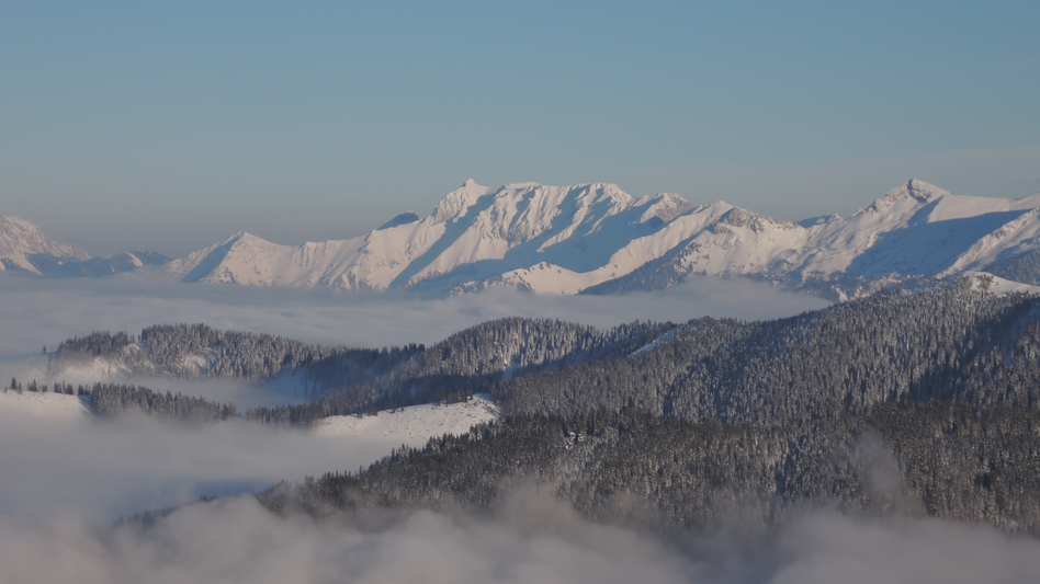 Gebirge eingebettet in Nebel und Wolken